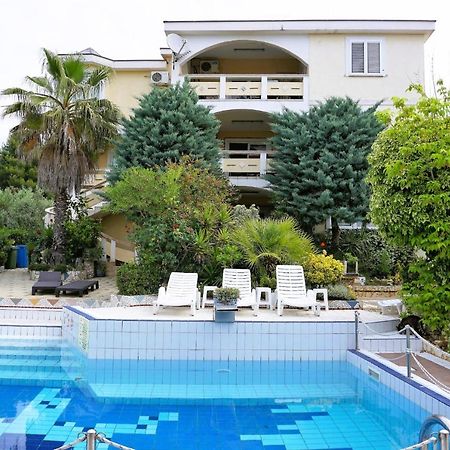 Villa Latina With 6 Apartments And A Shared Pool Vir Zewnętrze zdjęcie