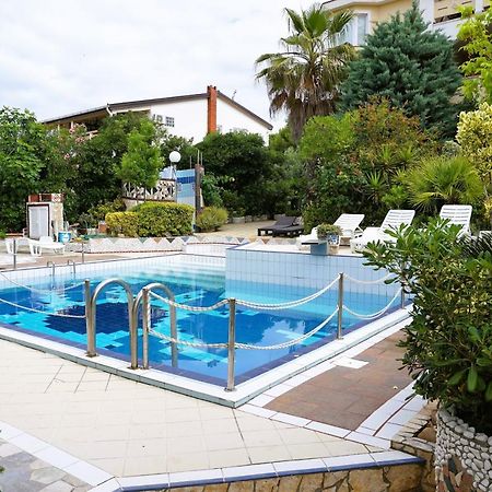 Villa Latina With 6 Apartments And A Shared Pool Vir Zewnętrze zdjęcie