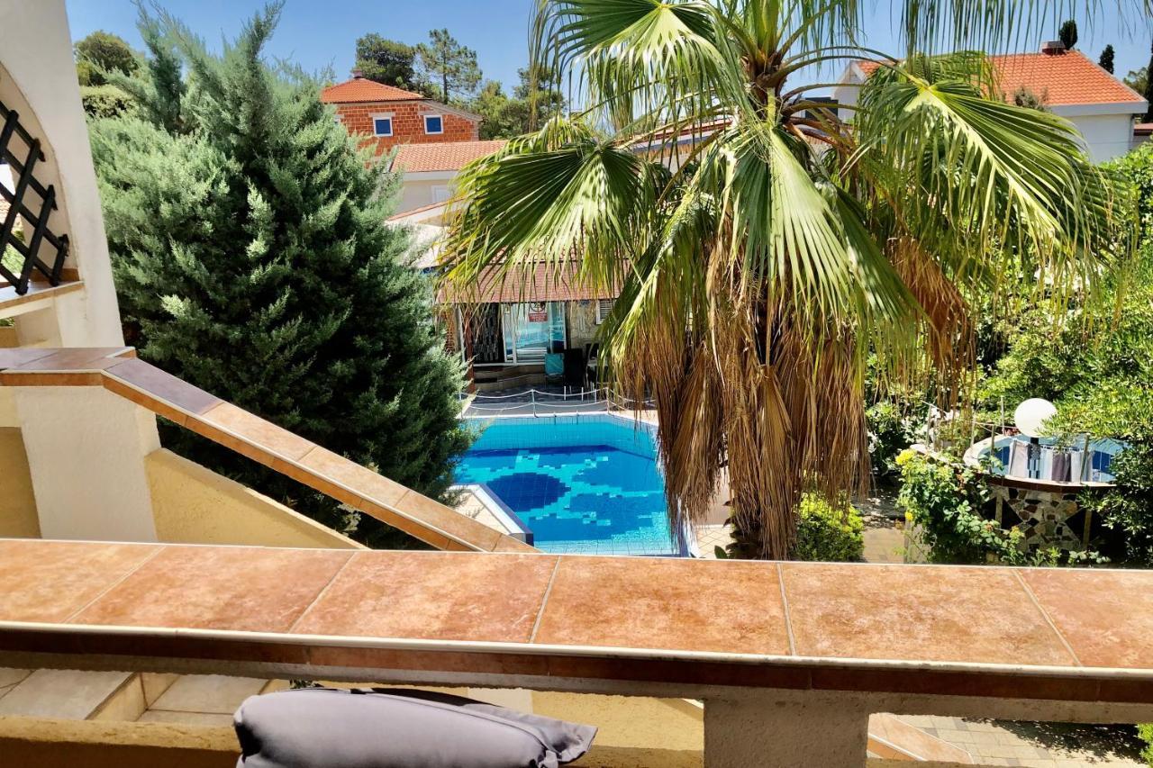 Villa Latina With 6 Apartments And A Shared Pool Vir Zewnętrze zdjęcie