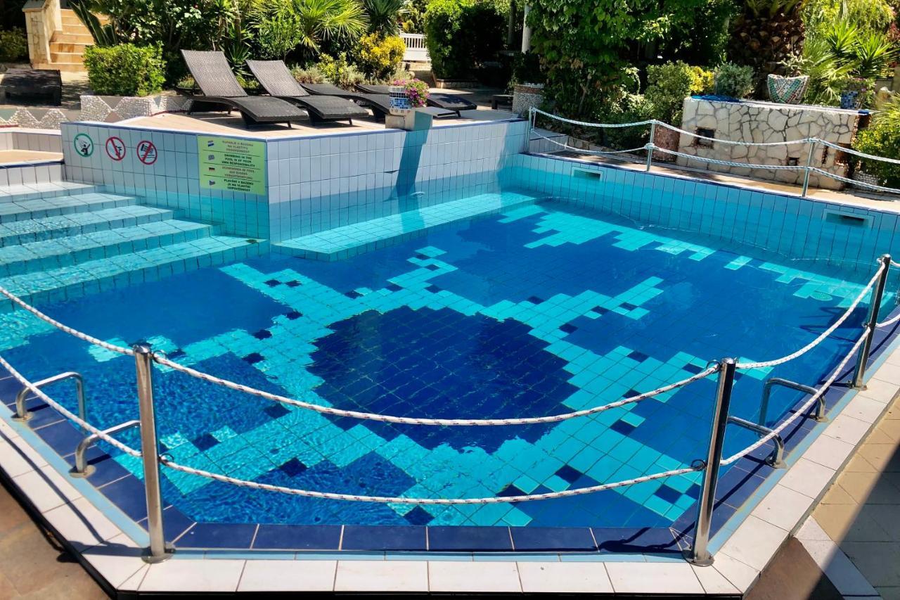 Villa Latina With 6 Apartments And A Shared Pool Vir Zewnętrze zdjęcie