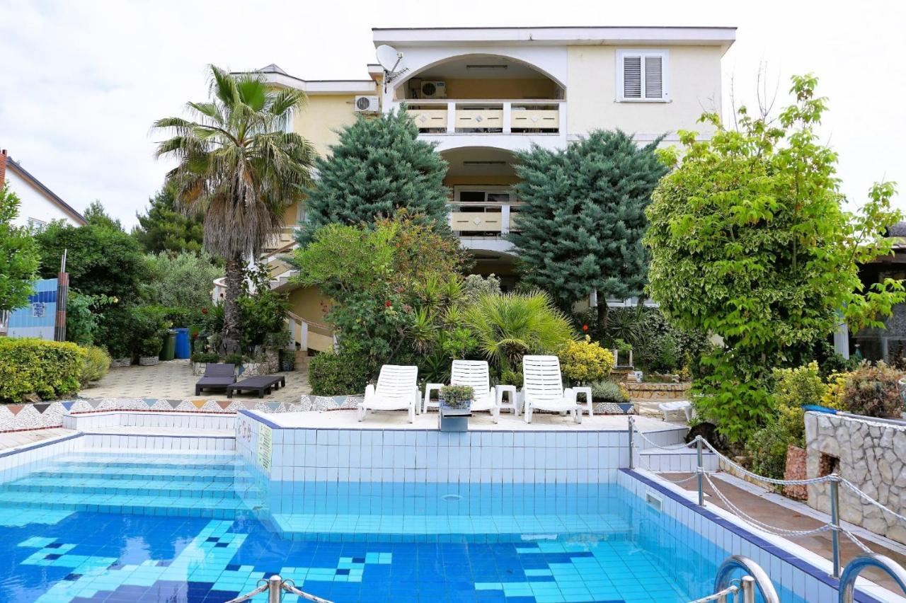Villa Latina With 6 Apartments And A Shared Pool Vir Zewnętrze zdjęcie