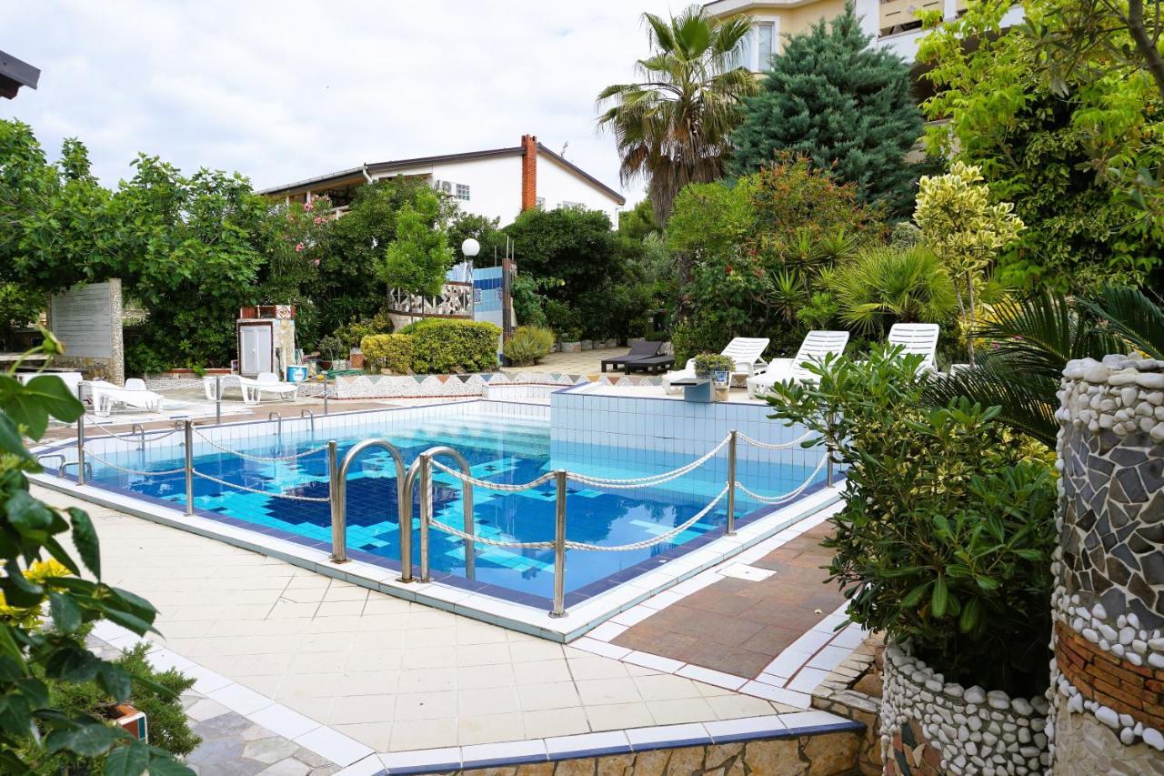Villa Latina With 6 Apartments And A Shared Pool Vir Zewnętrze zdjęcie
