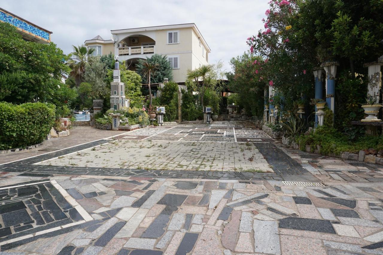 Villa Latina With 6 Apartments And A Shared Pool Vir Zewnętrze zdjęcie