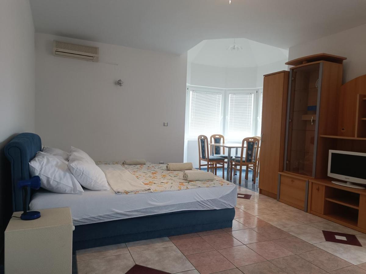 Villa Latina With 6 Apartments And A Shared Pool Vir Zewnętrze zdjęcie
