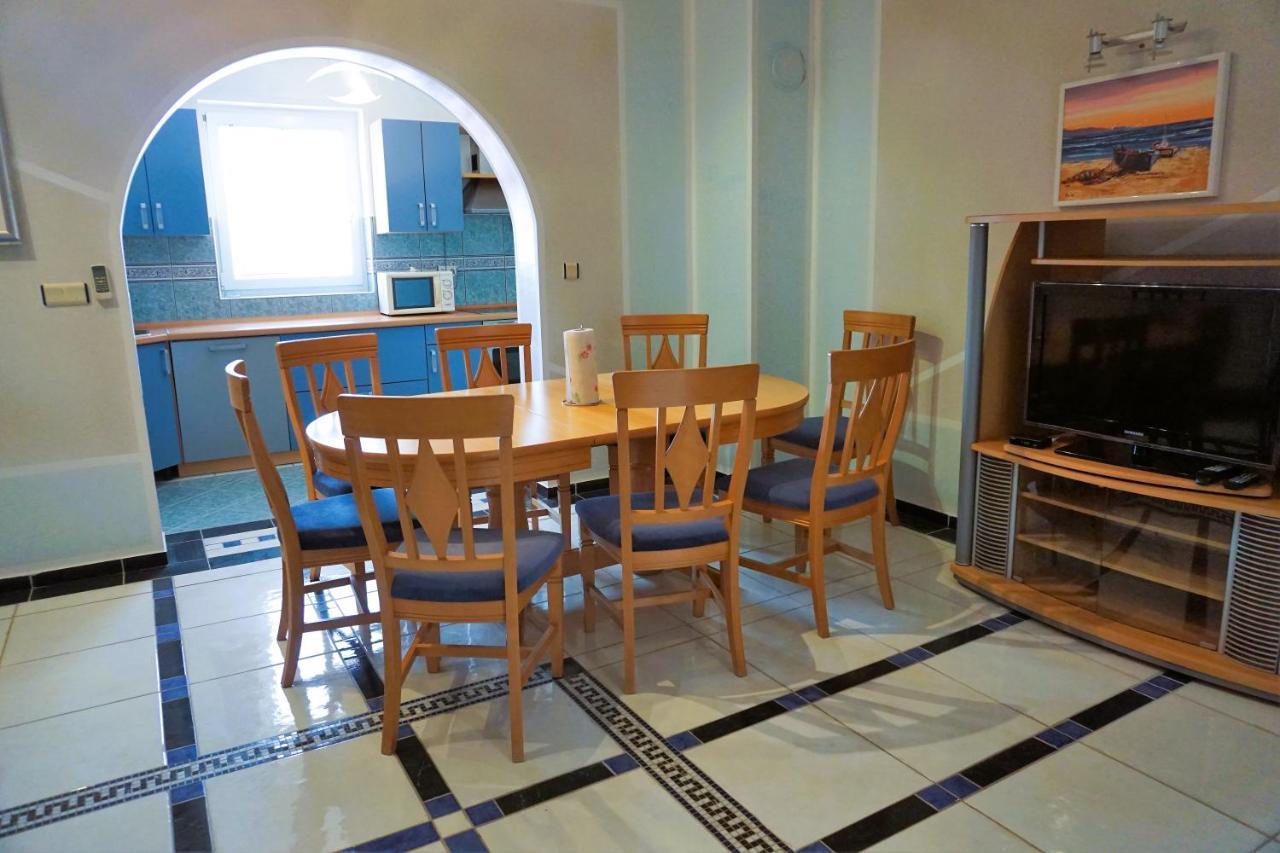 Villa Latina With 6 Apartments And A Shared Pool Vir Zewnętrze zdjęcie