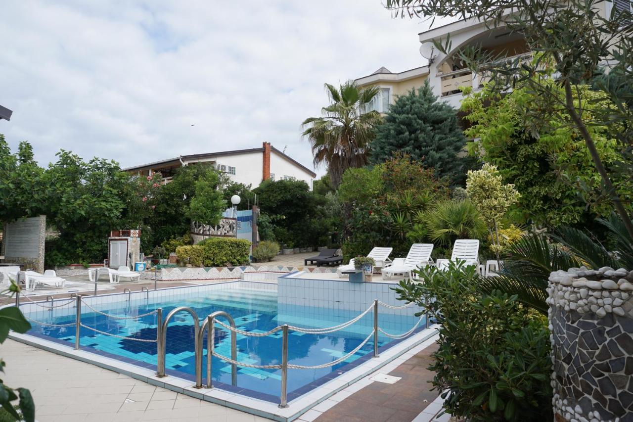 Villa Latina With 6 Apartments And A Shared Pool Vir Zewnętrze zdjęcie
