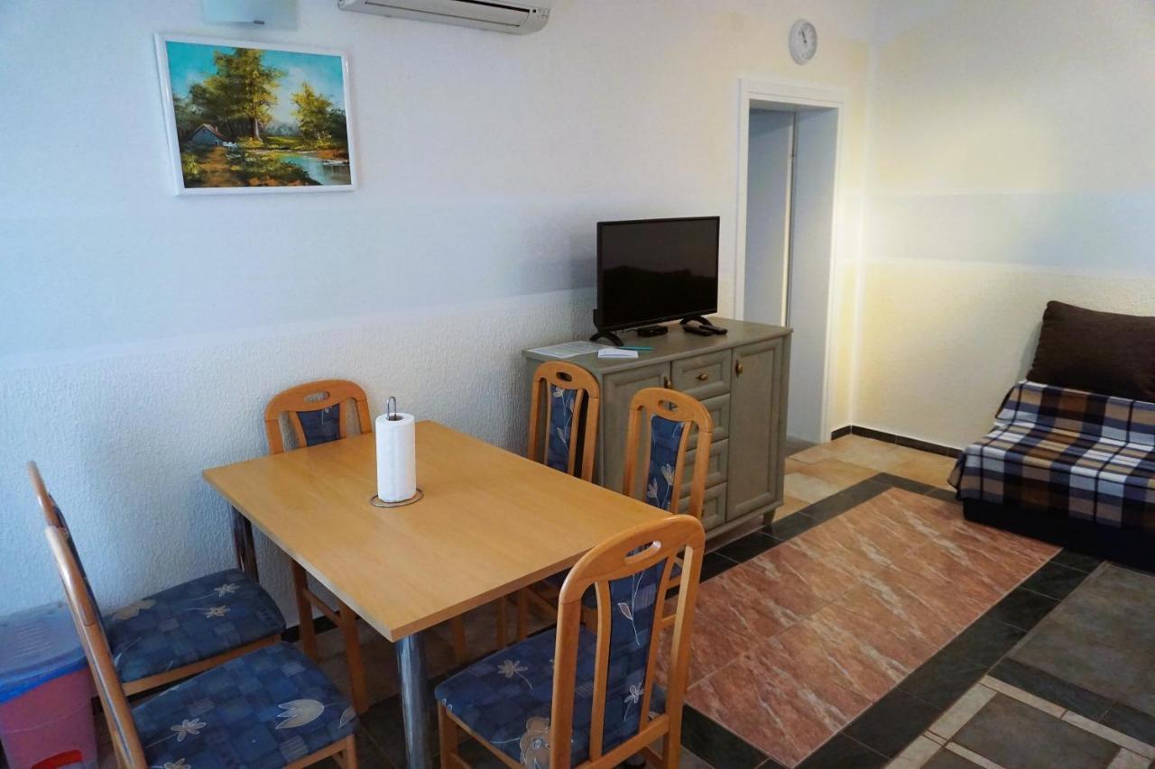 Villa Latina With 6 Apartments And A Shared Pool Vir Zewnętrze zdjęcie