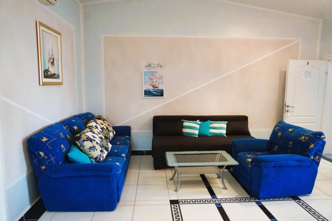 Villa Latina With 6 Apartments And A Shared Pool Vir Zewnętrze zdjęcie