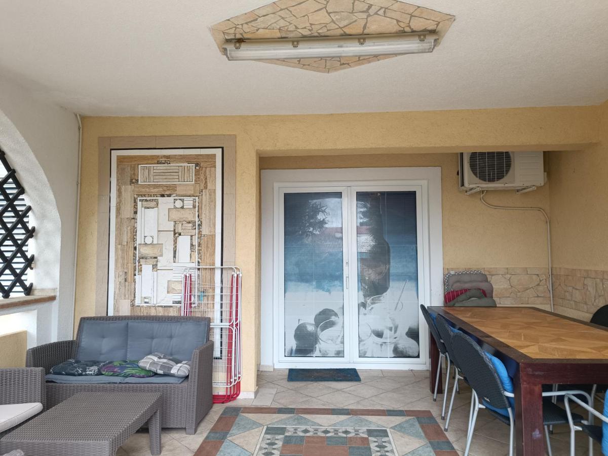 Villa Latina With 6 Apartments And A Shared Pool Vir Zewnętrze zdjęcie